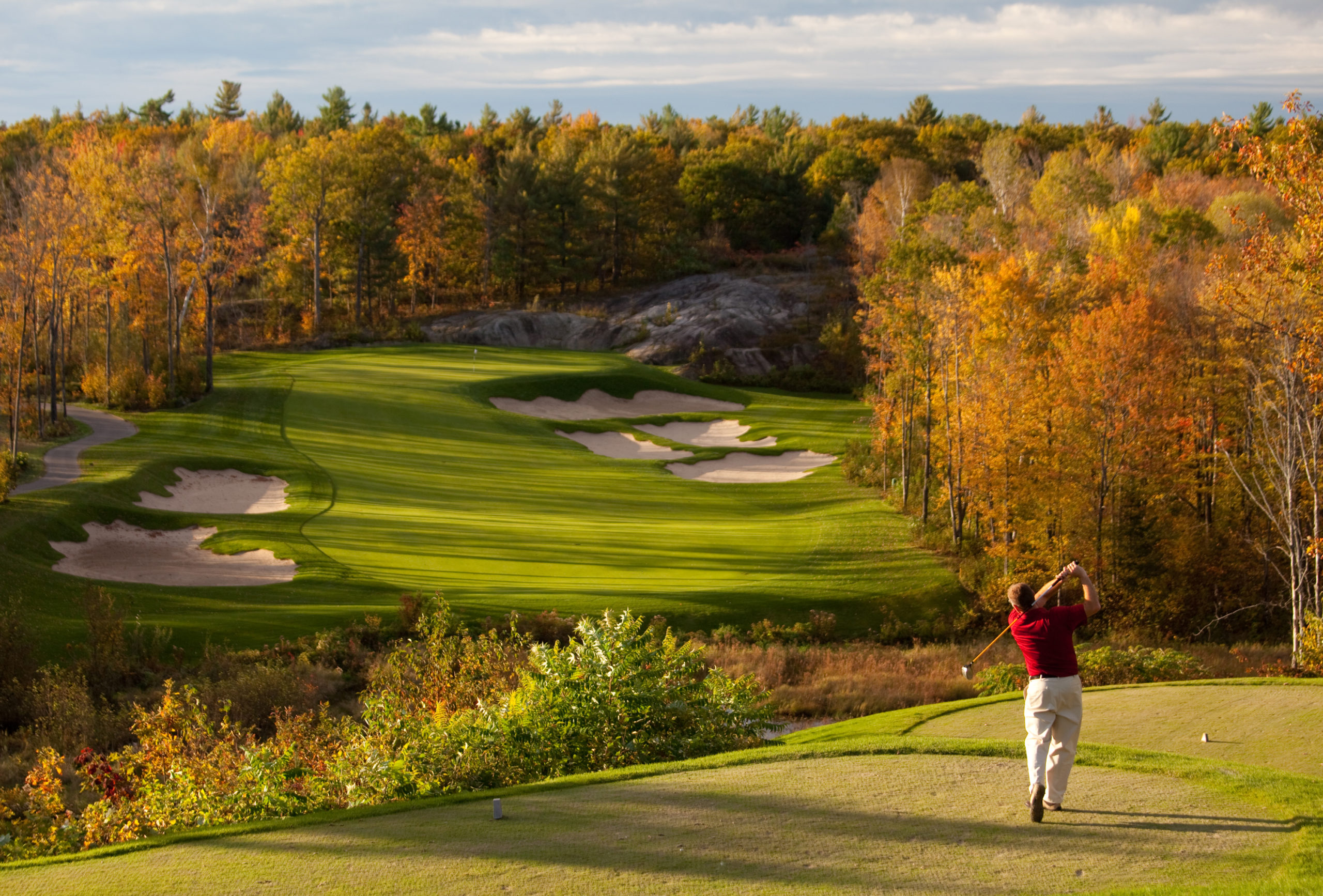 Homme sur terrain de golf