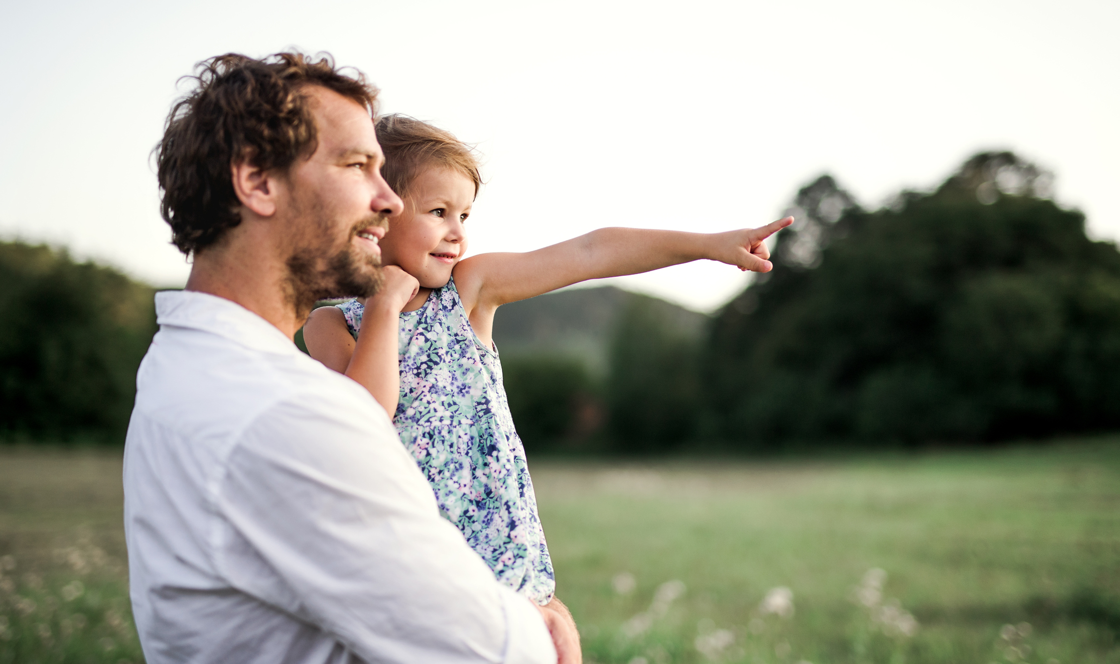 Père et fille regardant au loin