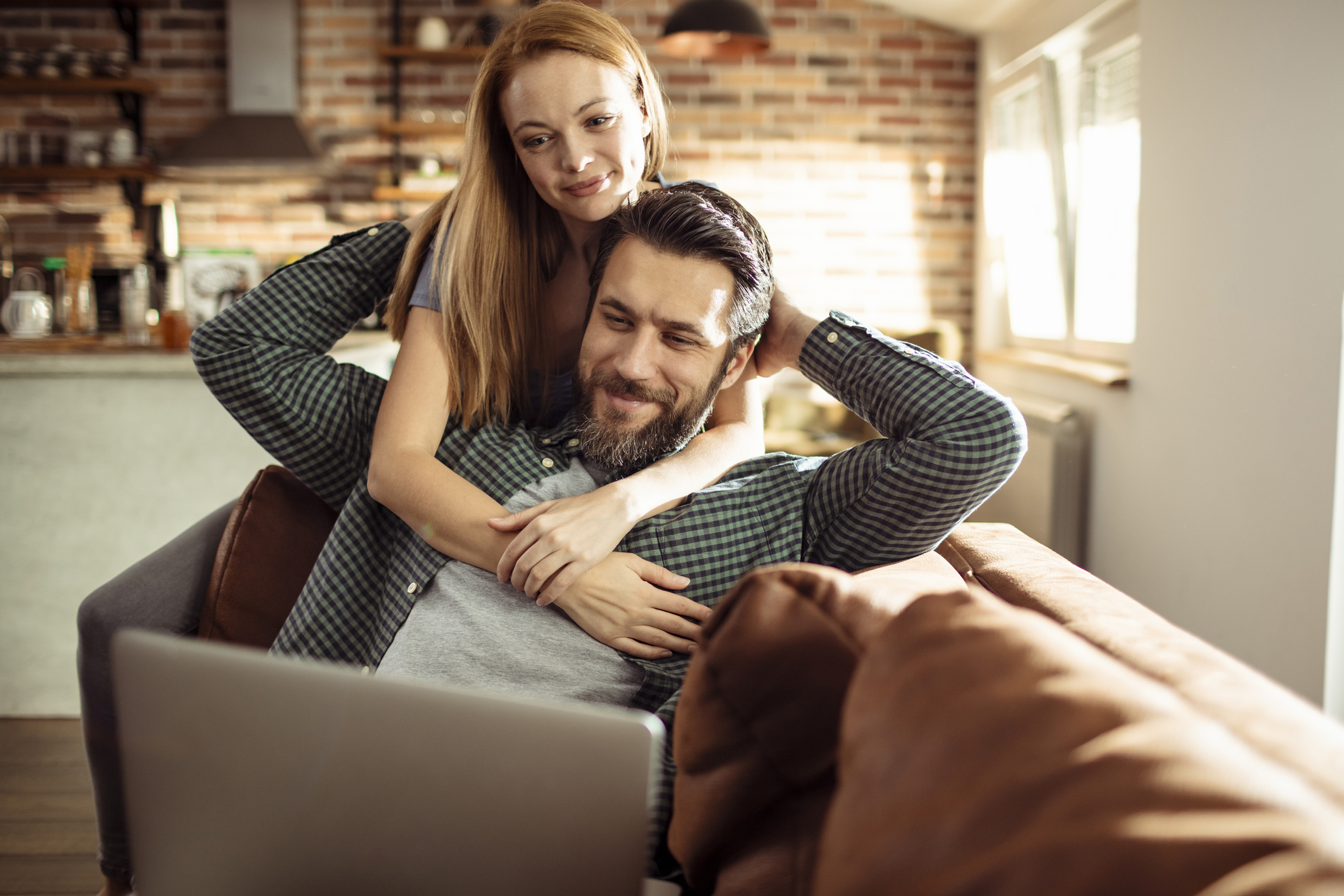 Jeune couple utilisant un ordinateur portable à la maison