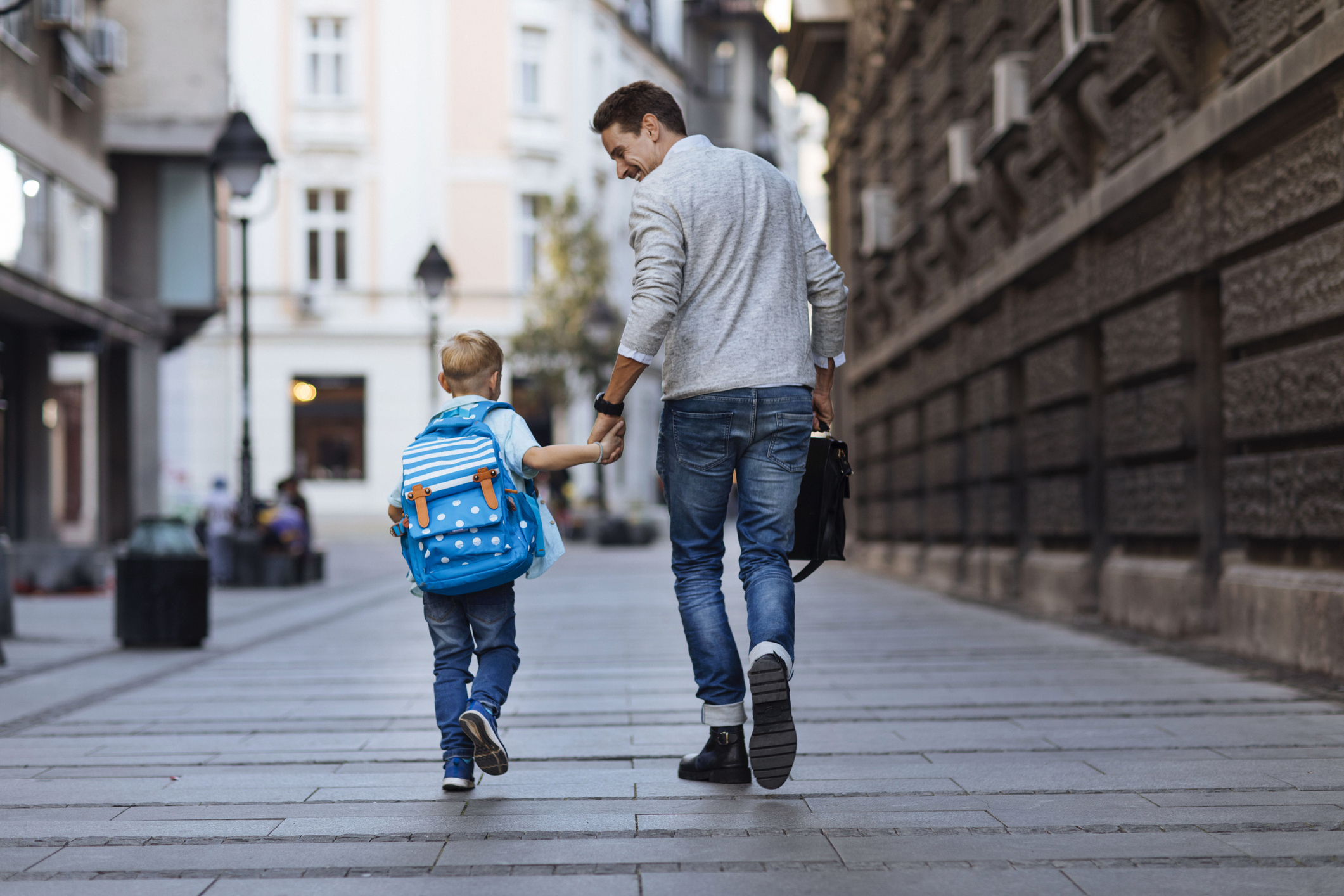 Père qui va à l'école avec son fils