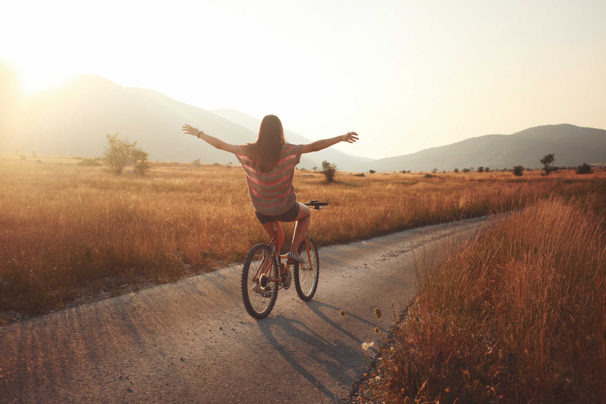 Femme heureuse sur un vélo